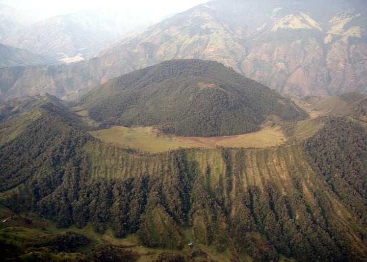La sismicidad está asociada a fracturamiento de roca dentro del edificio volcánico