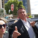 El expresidente brasileño Jair Bolsonaro al salir de la sede de la Policía Federal donde declaró sobre sus acciones antes de los ataques del 8 de enero a edificios del gobierno en Brasilia por parte de simpatizantes