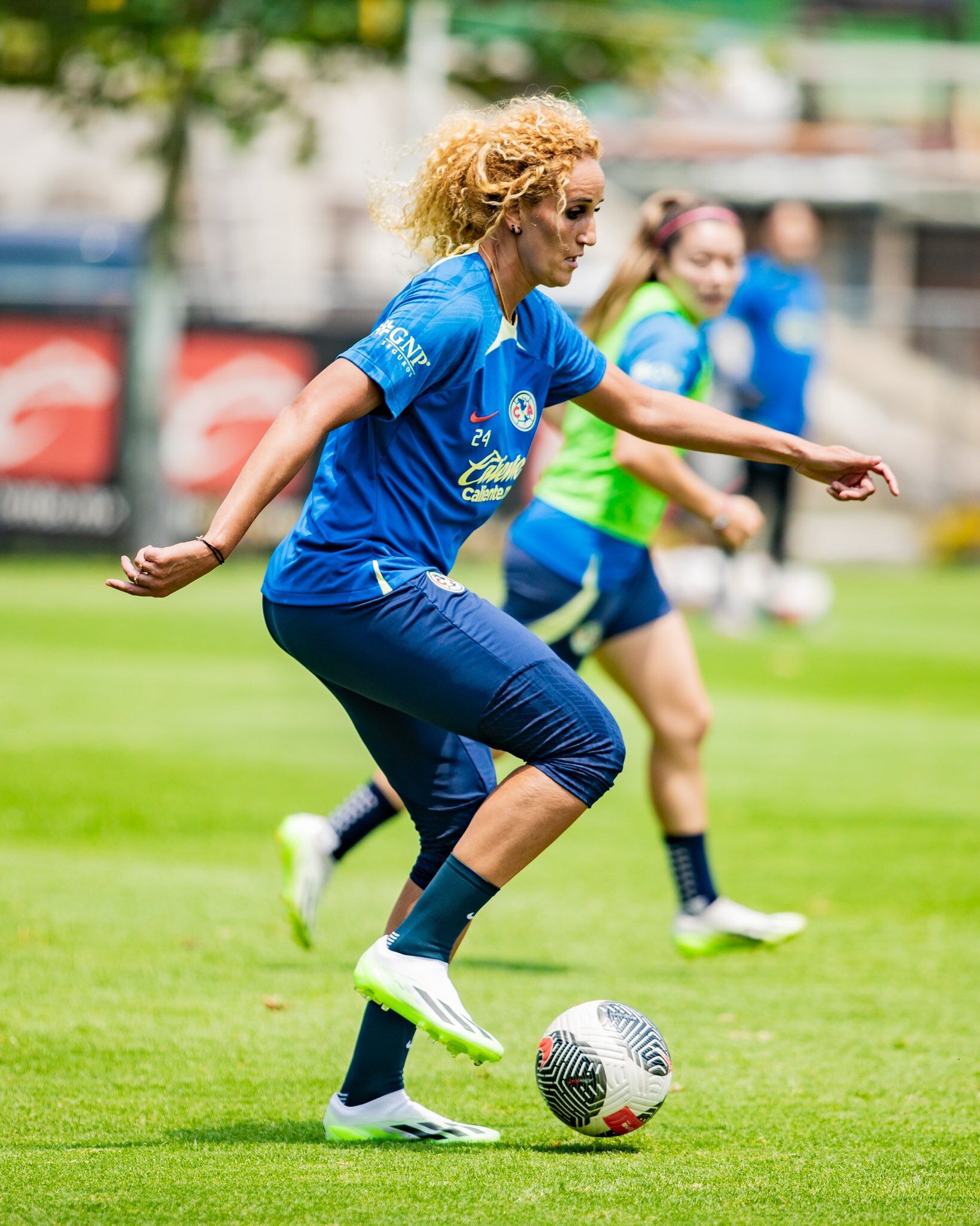 Kheira Hamraoui entrenando con el Club América.
