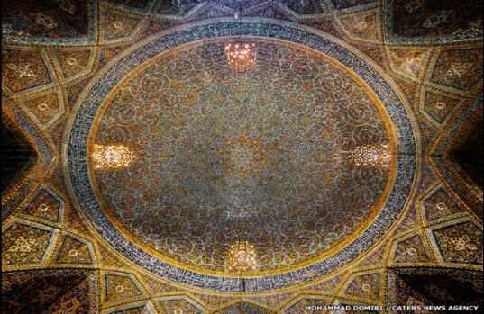 El fotógrafo también emplea imágenes de alto rango dinámico (HDRI o HDR, por sus siglas en inglés), obtenidas a partir de una técnica de optimización de la luz. En la fotografía, la mezquita de Seyyed, en Isfahán, 30 kilómetros al sur de Teherán.