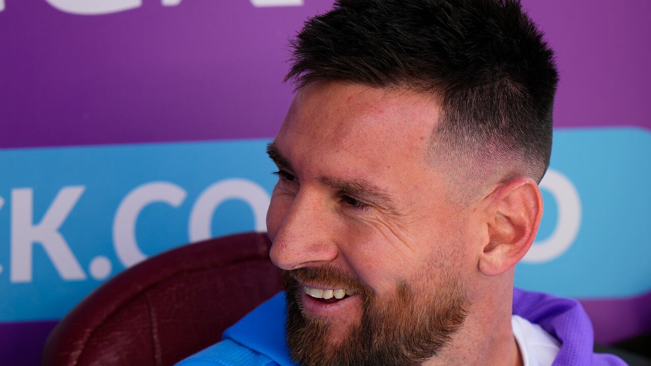 El delantero argentino Lionel Messi en la banca de suplentes durante el partido contra Bolivia por las eliminatorias del Mundial.