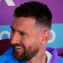 El delantero argentino Lionel Messi en la banca de suplentes durante el partido contra Bolivia por las eliminatorias del Mundial.