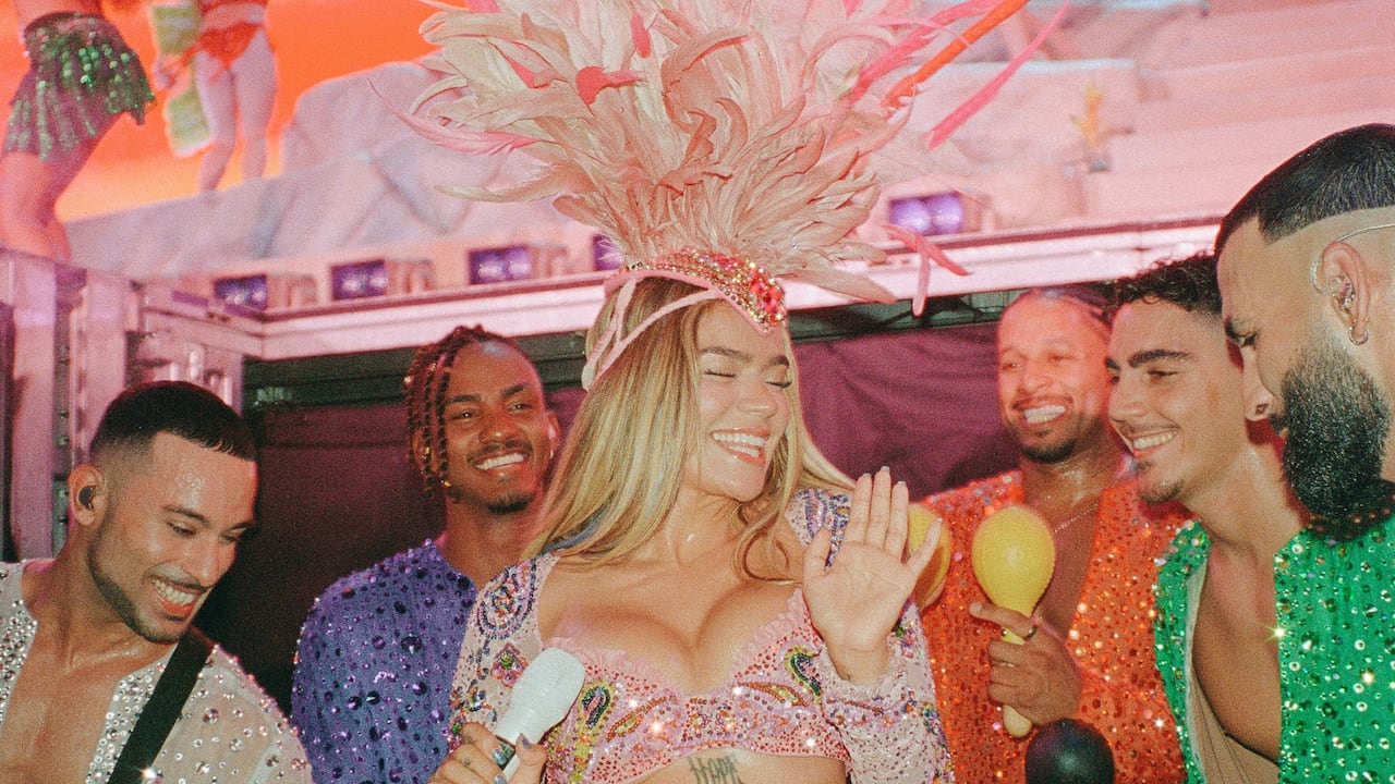 Karol G recorre estadios de América y Europa con su gira mundial Viajando por el Mundo Tropitour, que reúne sus grandes éxitos y las canciones de Tropicoqueta en un espectáculo de gran formato.