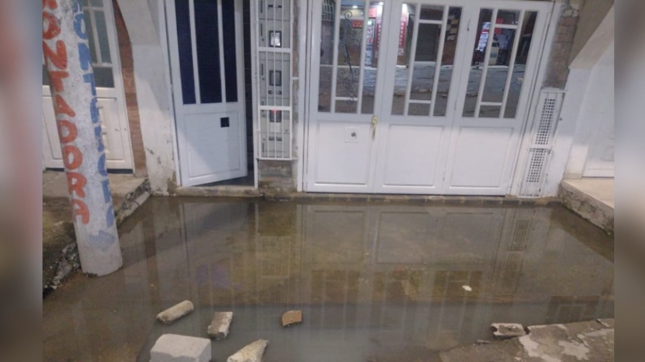 Desde hace 15 días el tubo madre de aguas negras en el barrio Villa de Alcalá segunda etapa se saturó y las aguas residuales se rebosaron.