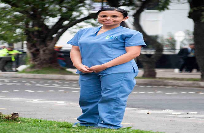 Martha Salcedo Linares. 48 años. Servicios generales. Foto / Semana Danilo Cangucu. “Soy de servicios generales en la calle afuera de la Nunciatura. Estos días las personas han estado cuidando la calle. Hoy se pensaba que iba a haber reguero y amaneció limpio. Como que la gente sabe que viene el Papa y cuida que todo esté limpio. A uno le da alegría ver al Papa, es algo indescriptible. Le trajo muchos mensajes a los jóvenes, a los niños y a los enfermos, mensajes de reconciliación para el país.”
