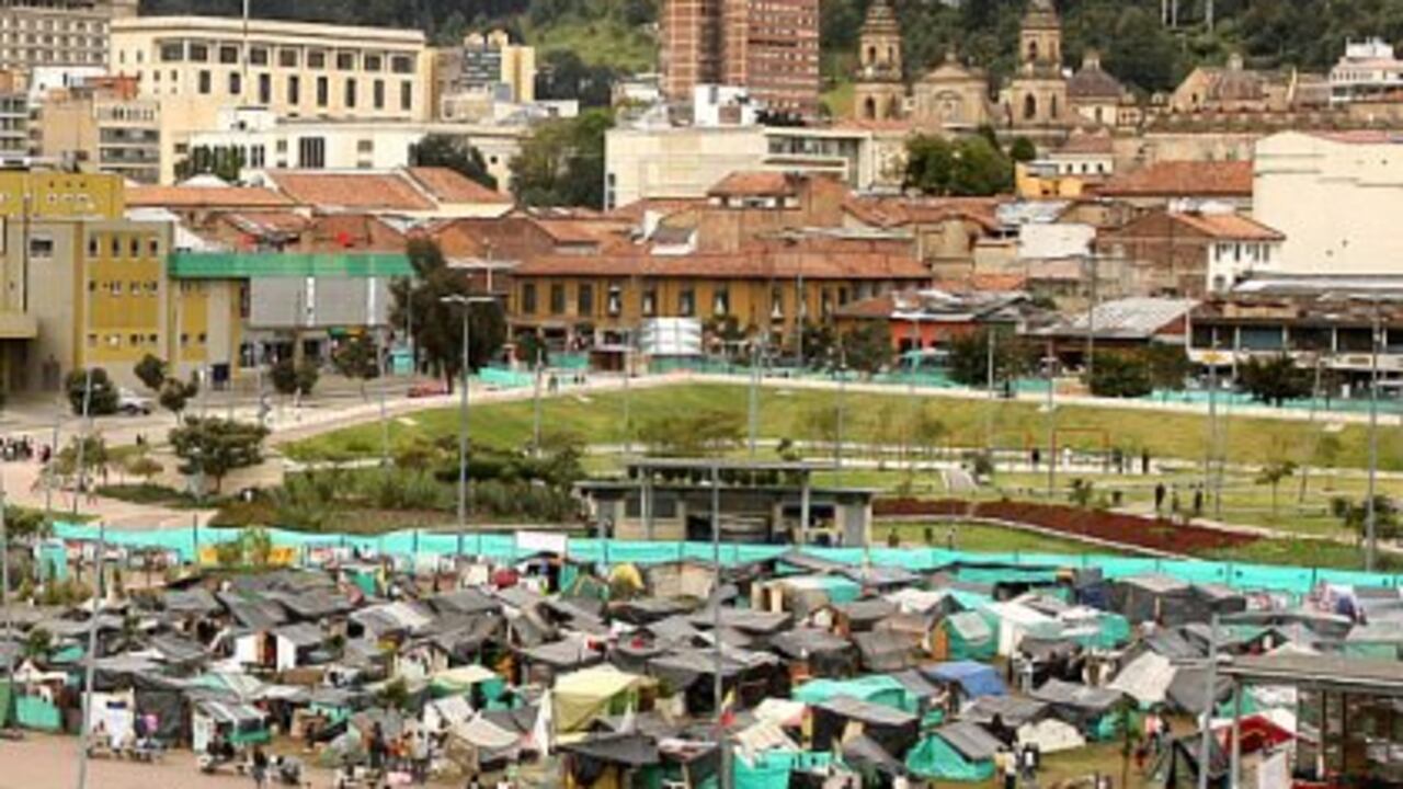 Durante cuatro meses, los desplazados han estado viviendo en el Parque Tercer Milenio con precarias condiciones de salubridad.
