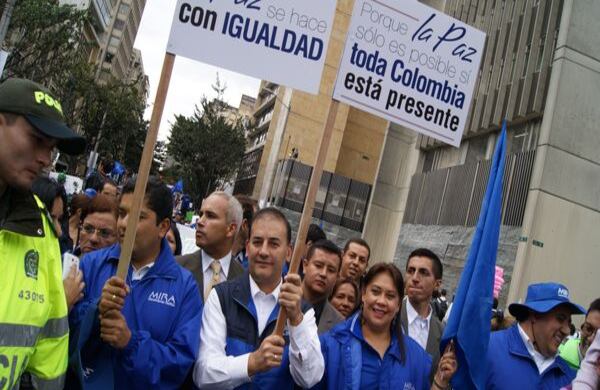 Carlos Alberto Baena y Gloria Stella Díaz, miembros del partido cristiano MIRA también marcharon en apoyo la victimas. Fotografía: Edwin Tamayo / SEMANA