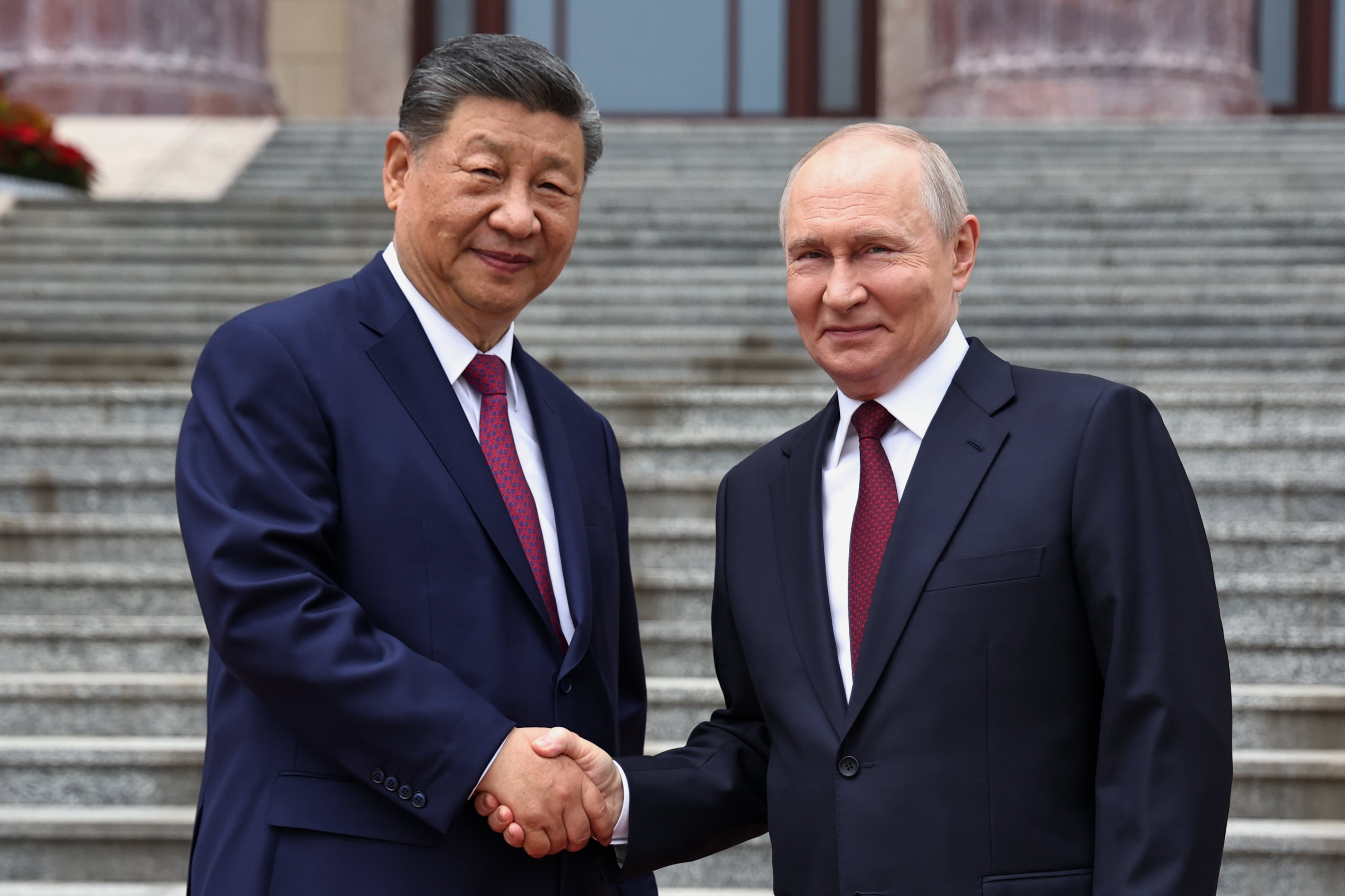 El presidente de Rusia, Vladímir Putin y el de China, Xi Jinping, durante la ceremonia de bienvenida en el Gran Salón del Pueblo.