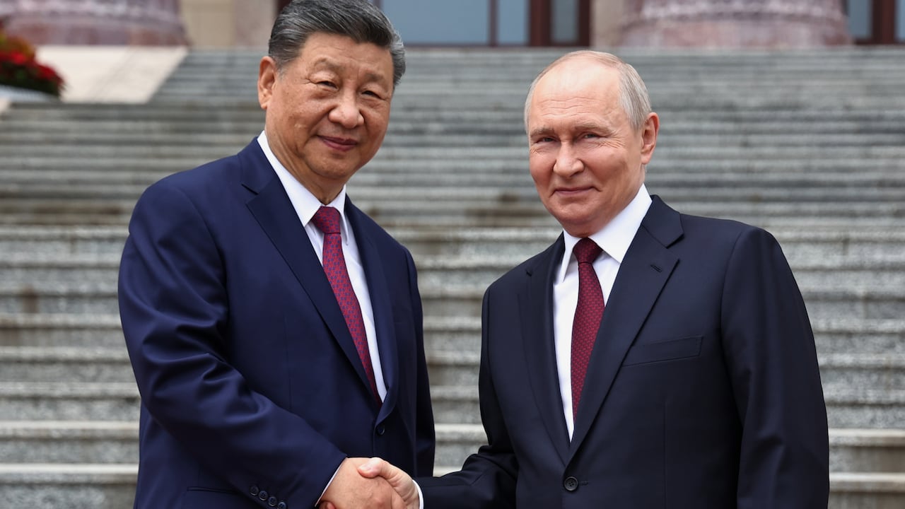 El presidente de Rusia, Vladímir Putin, y el de China, Xi Jinping, durante la ceremonia de bienvenida en el Gran Salón del Pueblo.