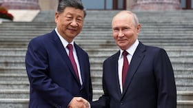 El presidente de Rusia, Vladímir Putin y el de China, Xi Jinping, durante la ceremonia de bienvenida en el Gran Salón del Pueblo.
