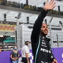 El piloto de Mercedes Lewis Hamilton celebra tras ganar el domingo, el Gran Premio de Arabia.