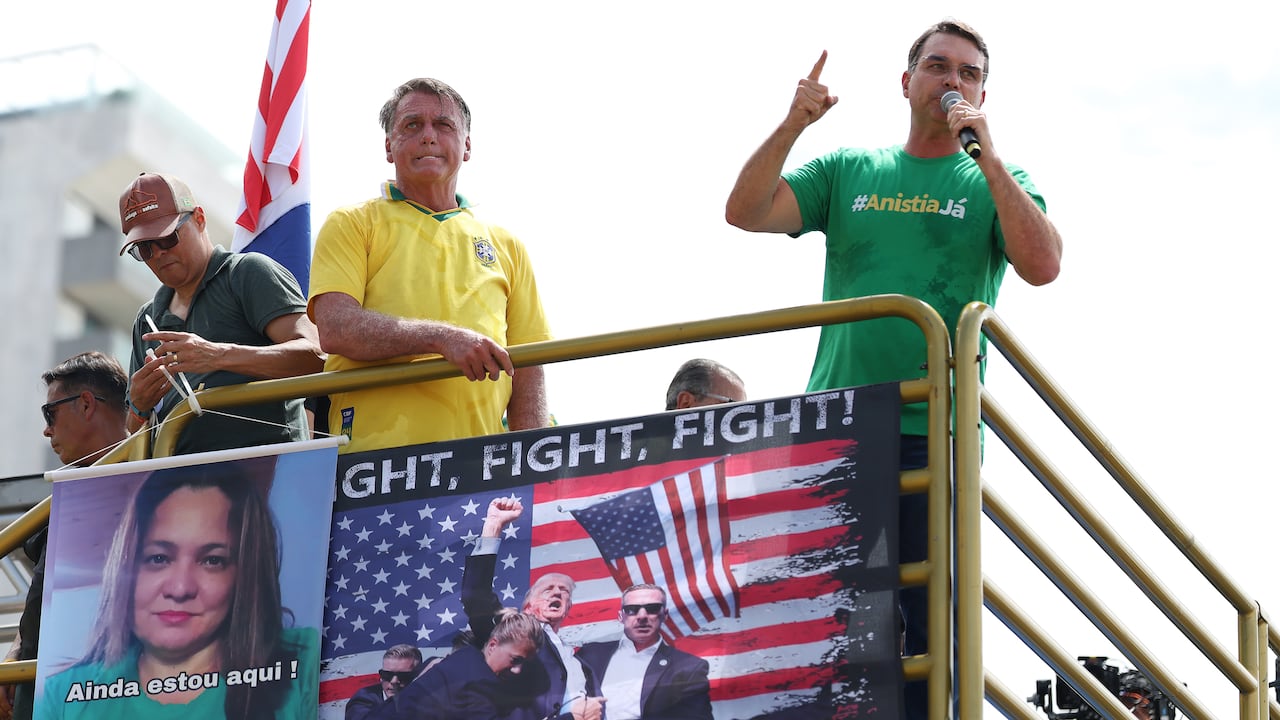 Flavio Bolsonaro junto a su padre Jair Bolsonaro.