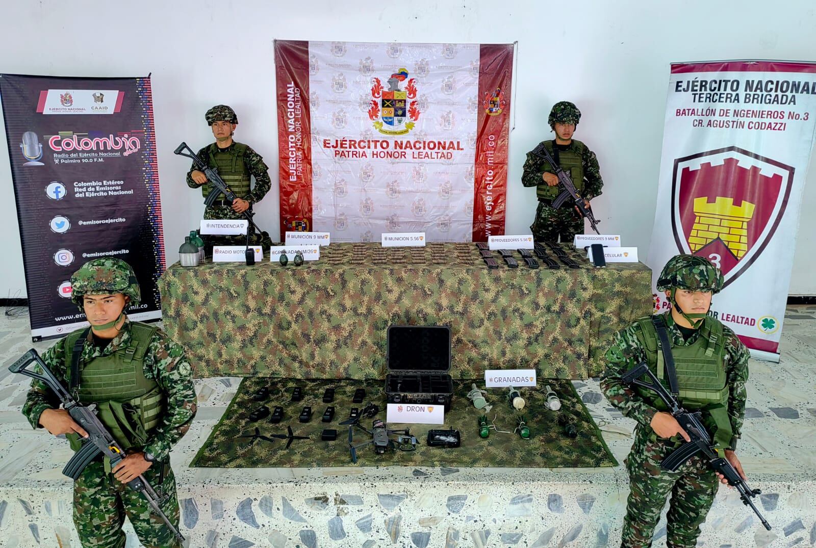 En combates con la Adán izquierdo, disidencias de las Farc, Ejército incautó un dron con granadas y material de intendencia en el municipio de Pradera, Valle. Foto Ejército Nacional.