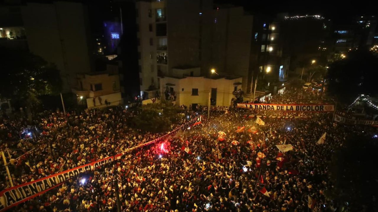 Miles de hinchas peruanos se pusieron cita en el hotel para alentar a su selección