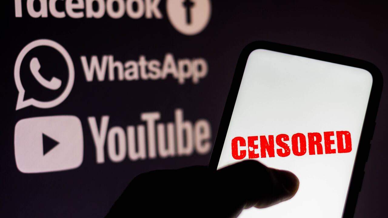 Varios canales gestionados por las autoridades separatistas de las autoproclamadas República Popular de Lugansk y República Popular de Donetsk quedaron inaccesibles. (Photo Illustration by Rafael Henrique/SOPA Images/LightRocket via Getty Images)