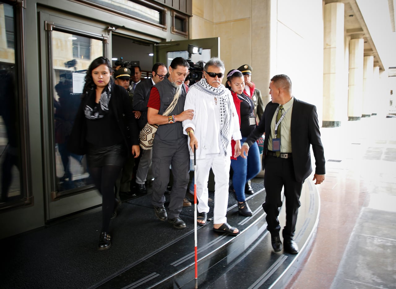 Zeuxis Pausias Hernández Solarte
alias Jesús Santrich se notifico en la Corte Suprema de Justicia, el alto tribunal que lo está investigando por concierto para delinquir y por narcotráfico. Allí, sus abogados manifestaron la disposición de su defendido a comparecer en el proceso que se le sigue
Bogota junio 11 2019