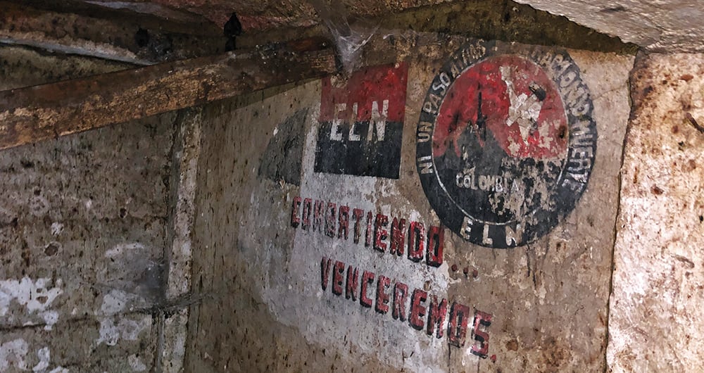 Los guerrilleros se las habrían ingeniado para ofrecerles ventilación bajo la montaña e instalaron tazas de baño como si fuera una prisión regular. 