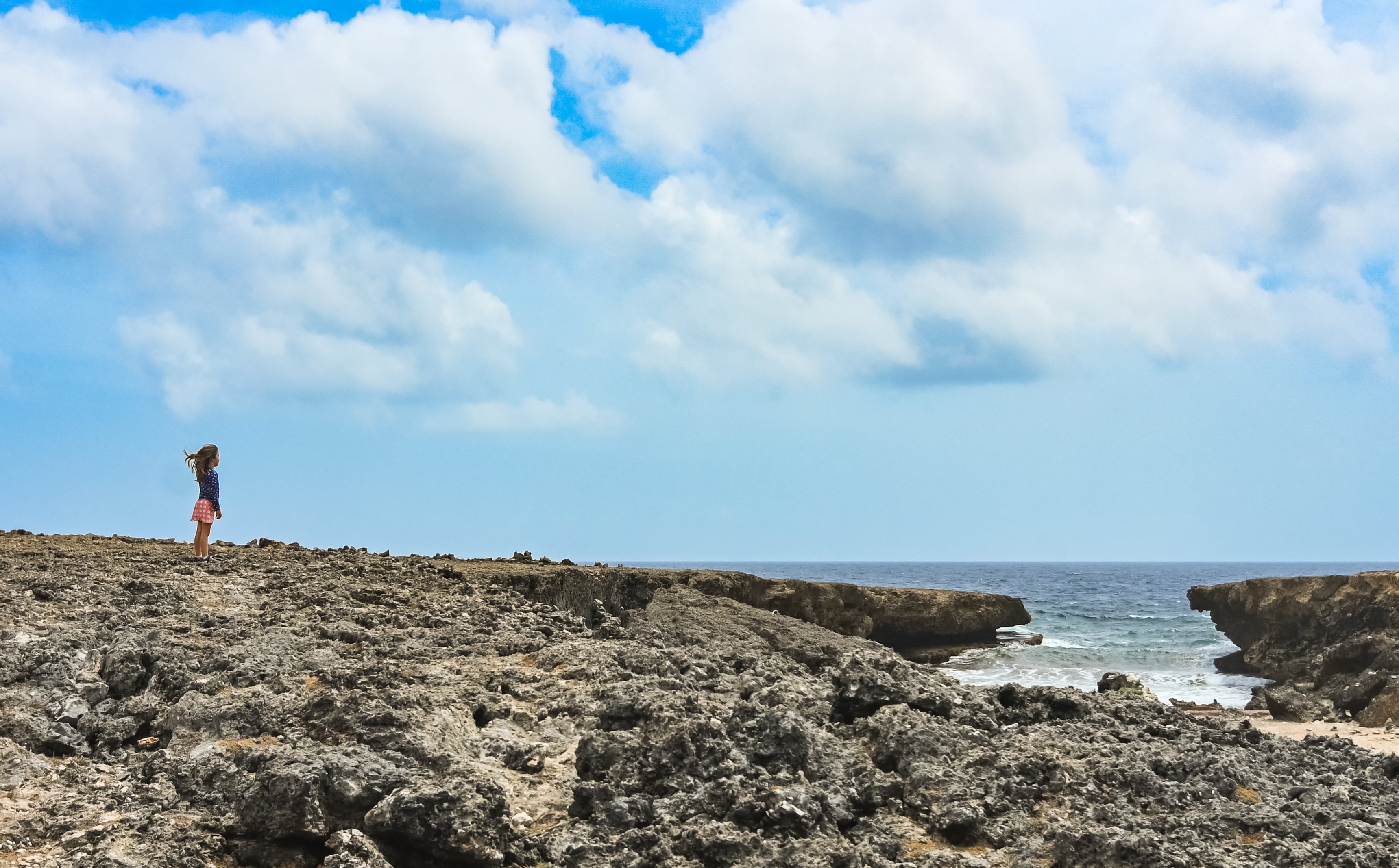 Conocido por sus imponentes paisajes escarpados y cuevas escondidas, este parque es un espectáculo natural que invita a la contemplación.