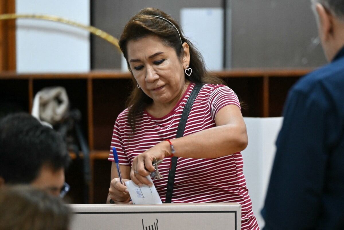 Una mujer emite su voto durante la segunda vuelta de las elecciones presidenciales en Lima el 7 de junio de 2026.
