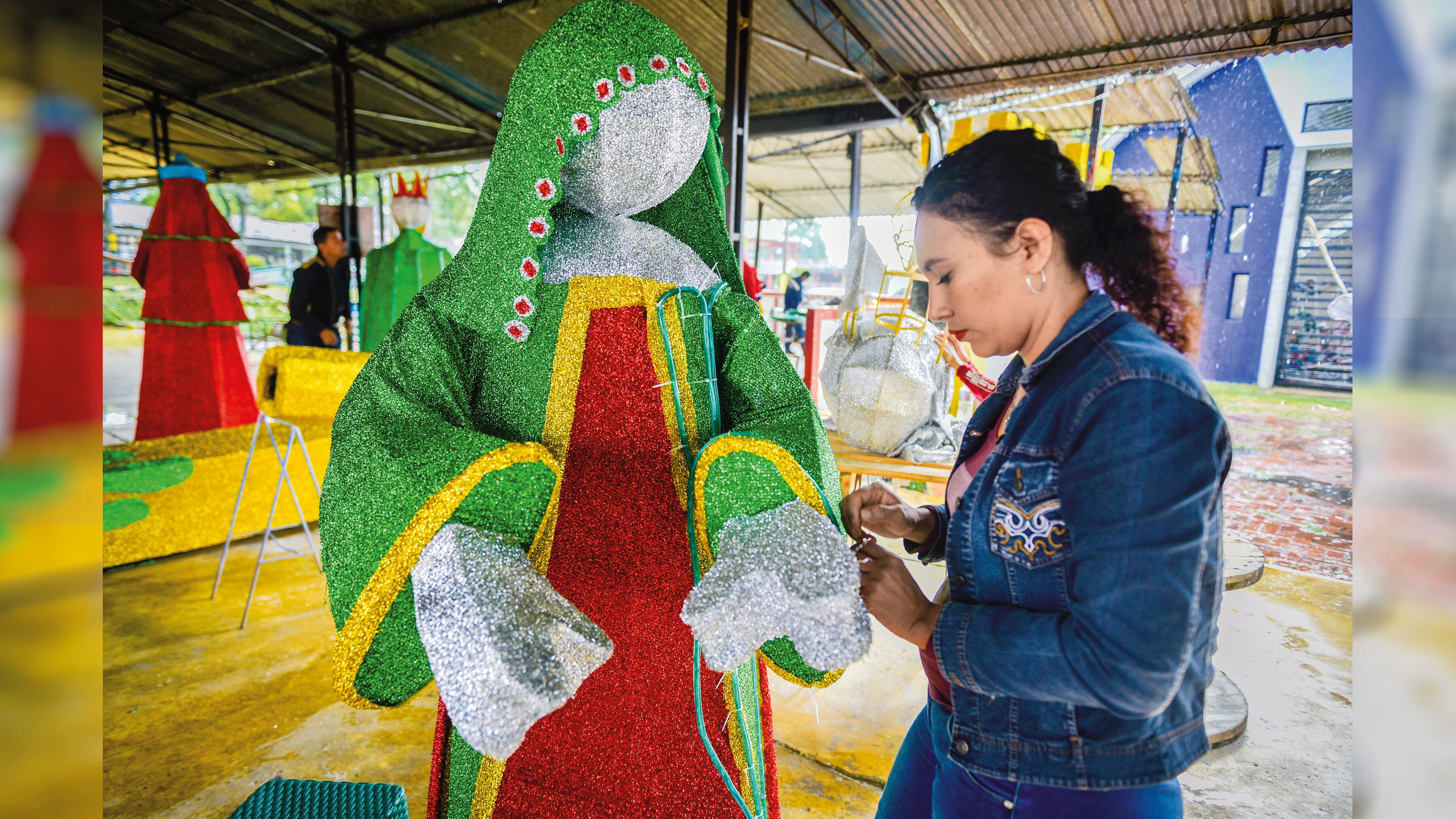 Madres cabezas de familia participaron de la elaboración de las figuras del alumbrado navideño de este 2021.