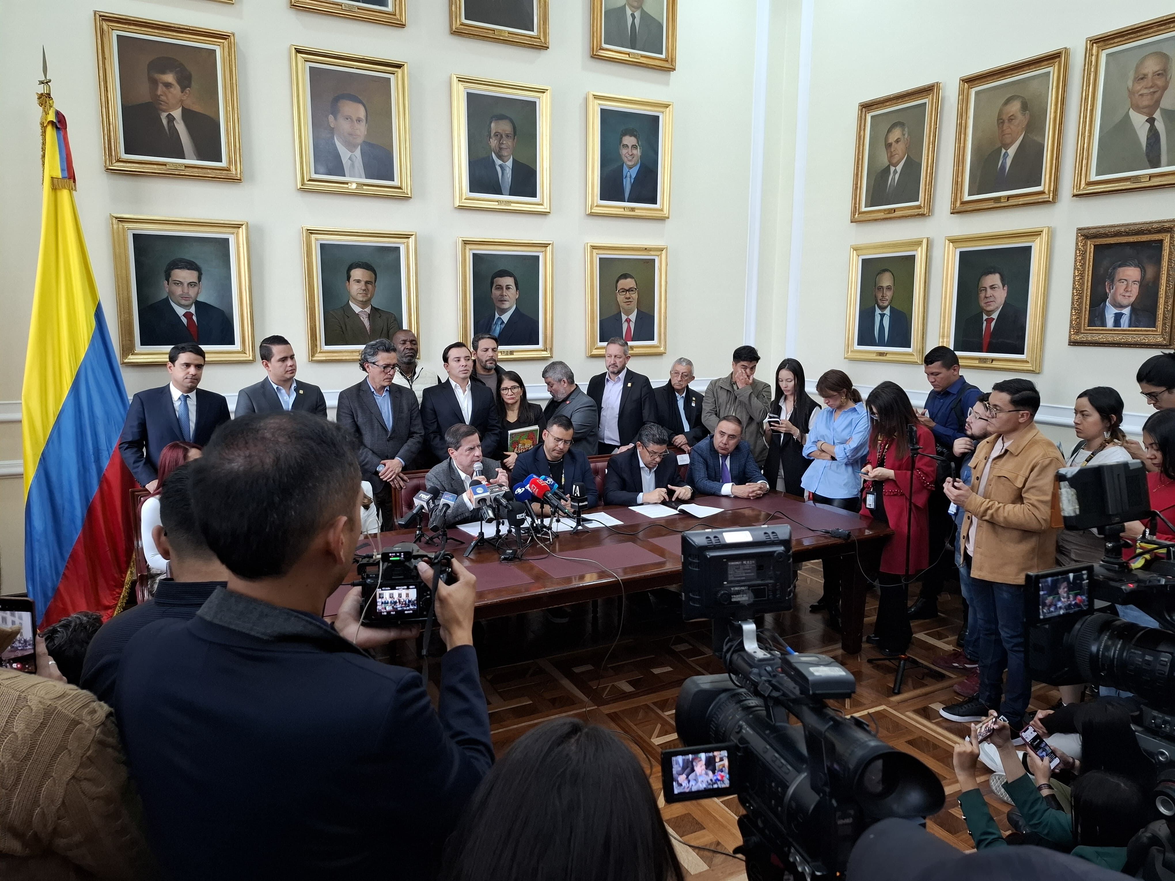 Gobierno radica reforma política ante la Cámara de Representantes.