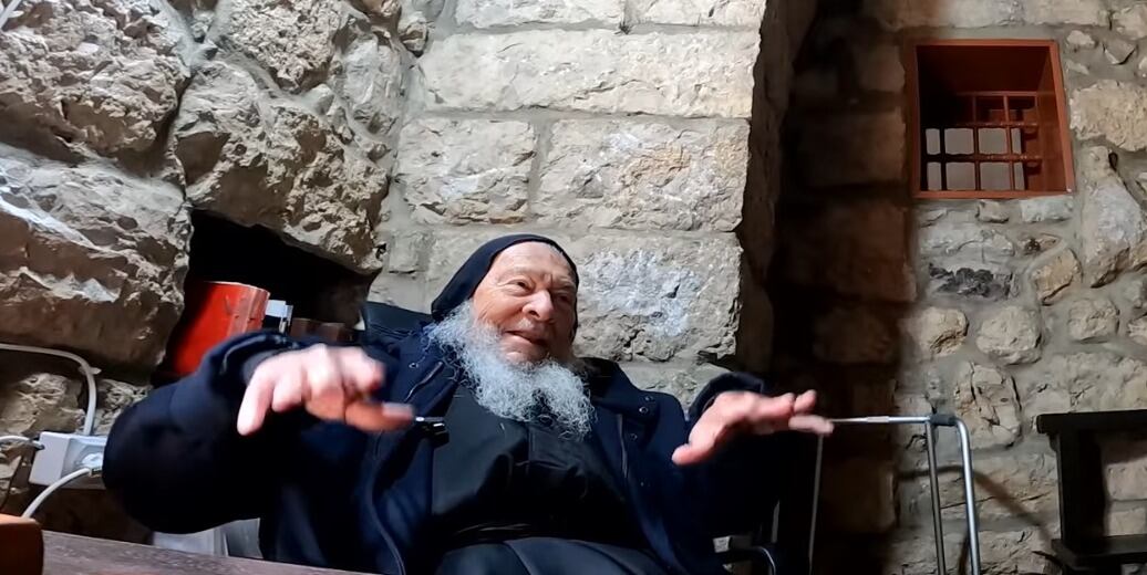 Increíble: 88 años, 23 solo: el sacerdote colombiano que vive aislado del mundo