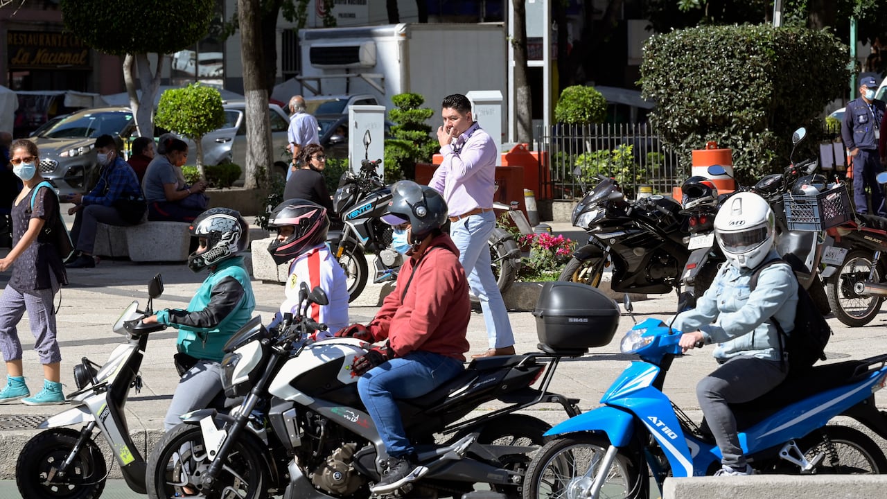 Personas en motocicletas esperan que el semáforo cambie a verde en la Ciudad de México, el 8 de noviembre de 2022. Además de los casi cinco millones de automóviles que luchan por circular todos los días en la Ciudad de México, ahora hay cientos de miles de motocicletas.