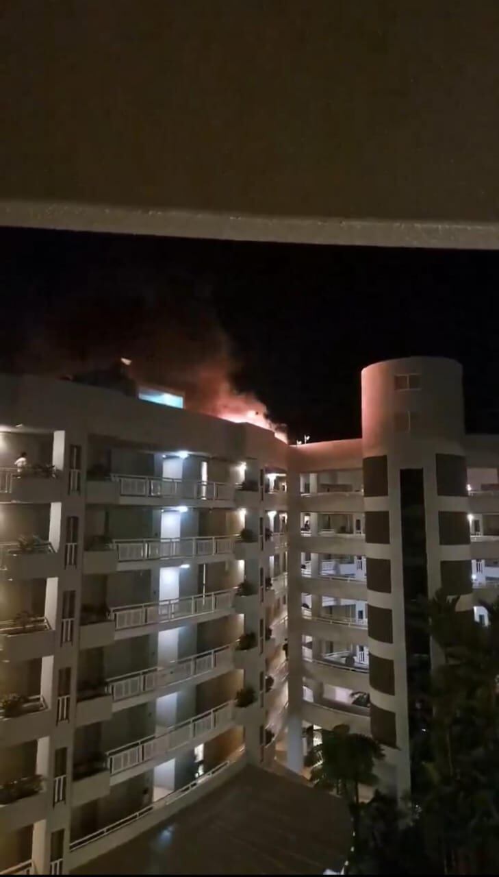 El hotel Double Tree de Hilton, en Cairns, se incendia tras caída de helicóptero