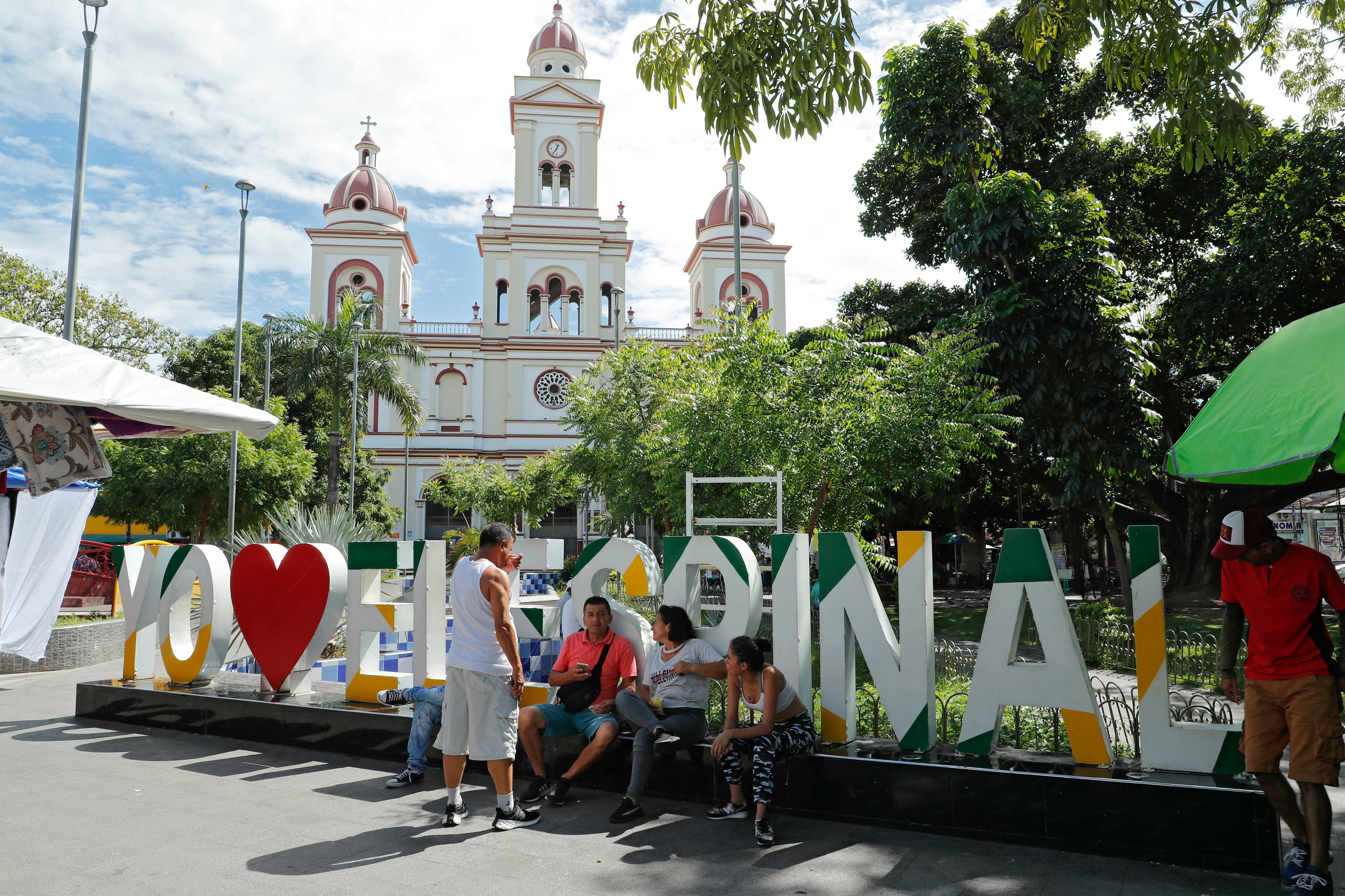 Avanzan las investigaciones en el municipio de El Espinal, Tolima, para esclarecer las causas del desplome de ocho palcos en la plaza de toros Gilberto Charry en las corralejas de las fiestas de San Pedro
Junio 29 del 2022
Foto Guillermo Torres Reina / Semana