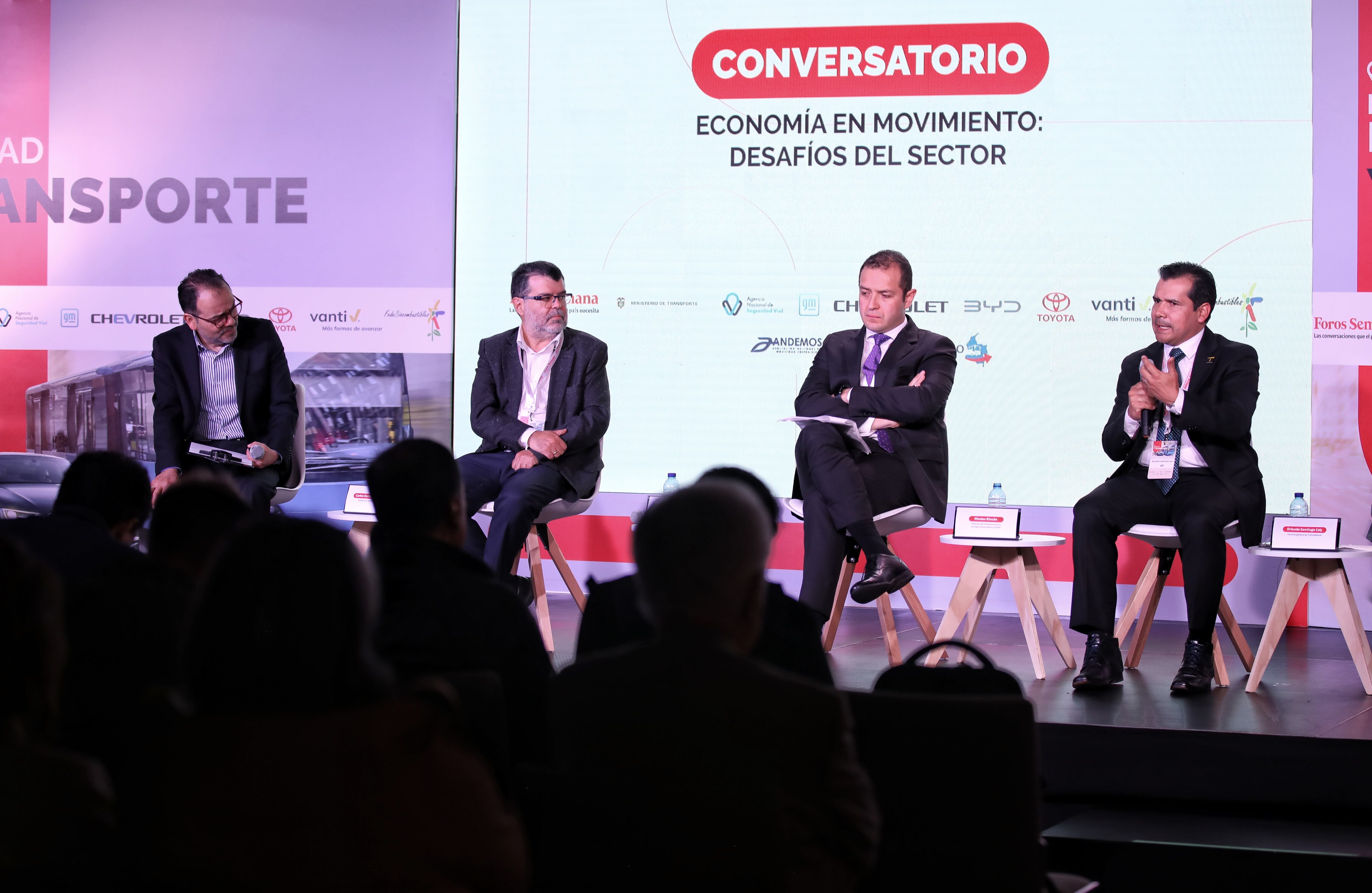 El conversatorio ‘Economía en movimiento: desafíos del sector’ contó con la participación de Darío Hidalgo, profesor e investigador de transporte de la Universidad Javeriana; Nicolás Rincón, director de Infraestructura y Energía Sostenible del DNP; y Orlando Santiago Cely, gerente general de TransMilenio.