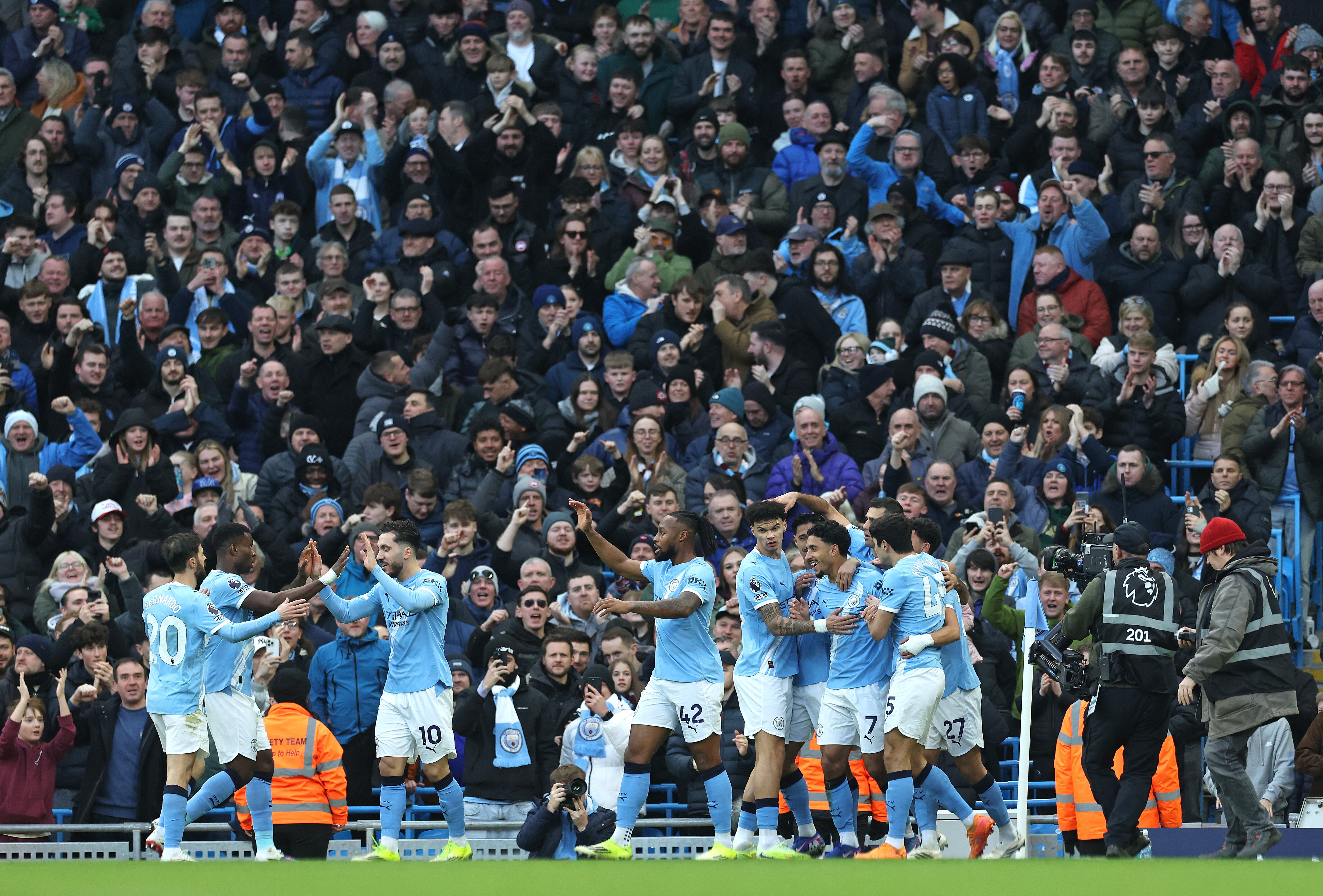 El delantero egipcio #07 del Manchester City, Omar Marmoush (3R), es acosado por sus compañeros tras marcar el primer gol durante el partido de la Premier League inglesa entre el Manchester City y el Wolverhampton Wanderers en el Etihad Stadium de Manchester, noroeste de Inglaterra, el 24 de enero de 2026. (Foto de Darren Staples / AFP)