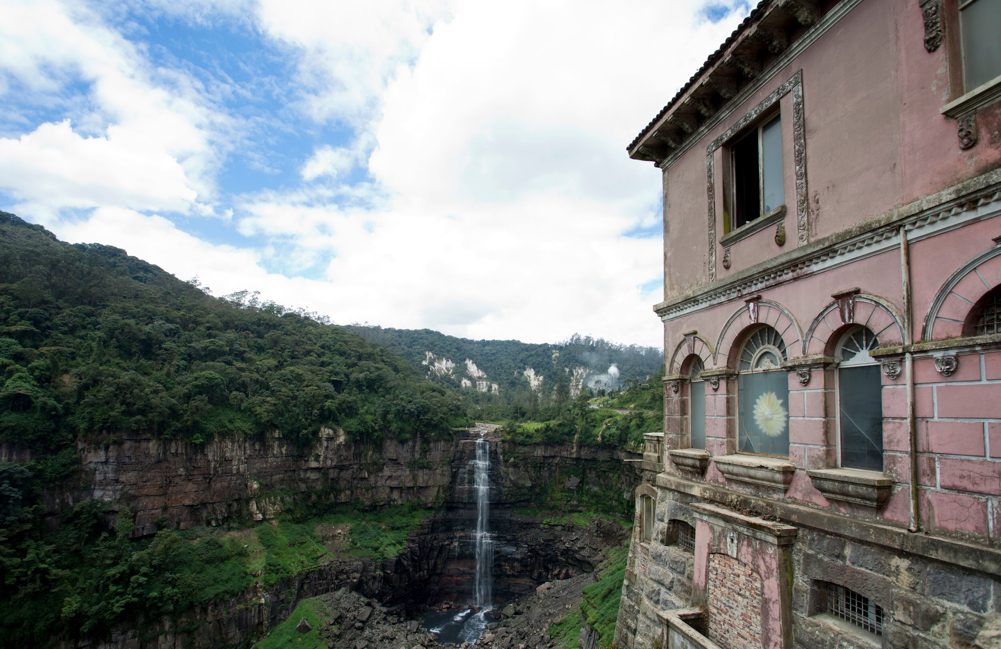 Salto del Tequendama. En los años 30 esta imponente cascada de 180 metros de alto se convirtió en leyenda por la cantidad de personas que se lanzaban desde allí para quitarse la vida. Hoy es visitado por curiosos que buscan presenciar alguna actividad paranormal, especialmente en el Hotel del Salto, una edificación gótica que hoy funciona como museo. Foto: Juan Pablo Gómez