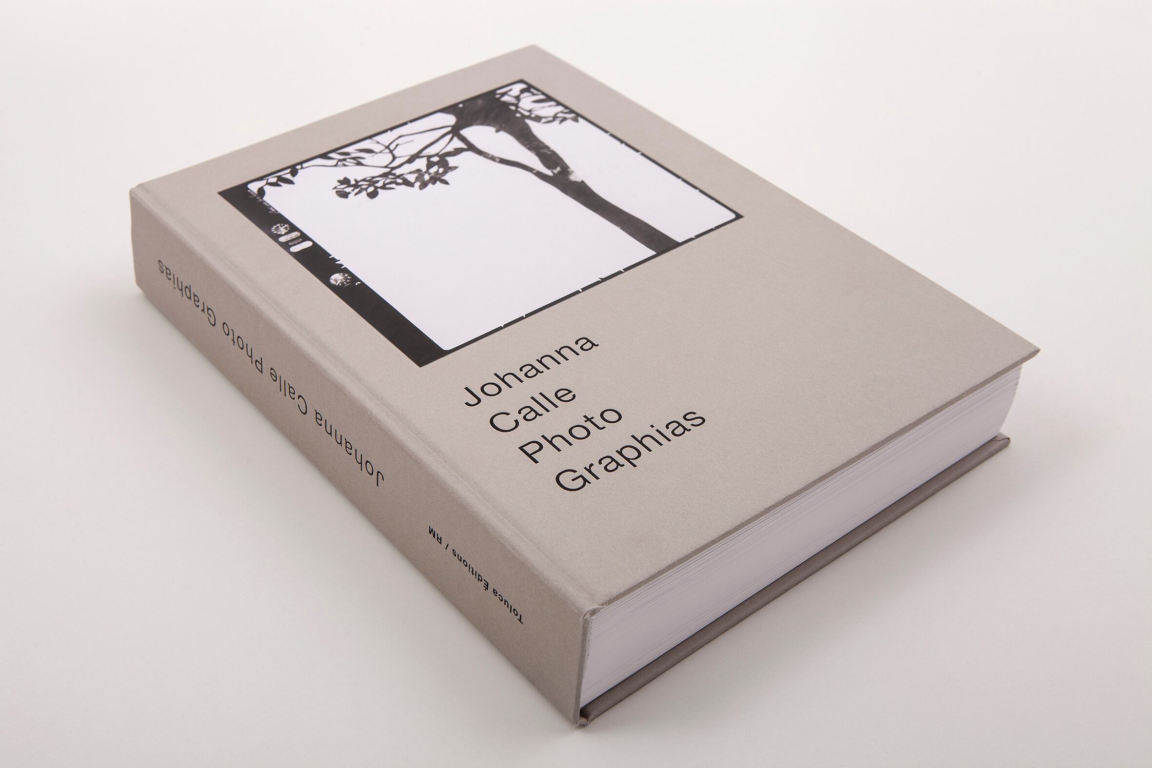Johanna Calle Photo Graphias compila el trabajo fotográfico de Johanna Calle, quien es reconocida por su obra en el campo del dibujo, pero con una experiencia de dos décadas en la fotografía.