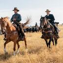 THE POWER OF THE DOG (L to R): BENEDICT CUMBERBATCH es PHIL BURBANK, JESSE PLEMONS es GEORGE BURBANK en THE POWER OF THE DOG. Cr. KIRSTY GRIFFIN/NETFLIX © 2021