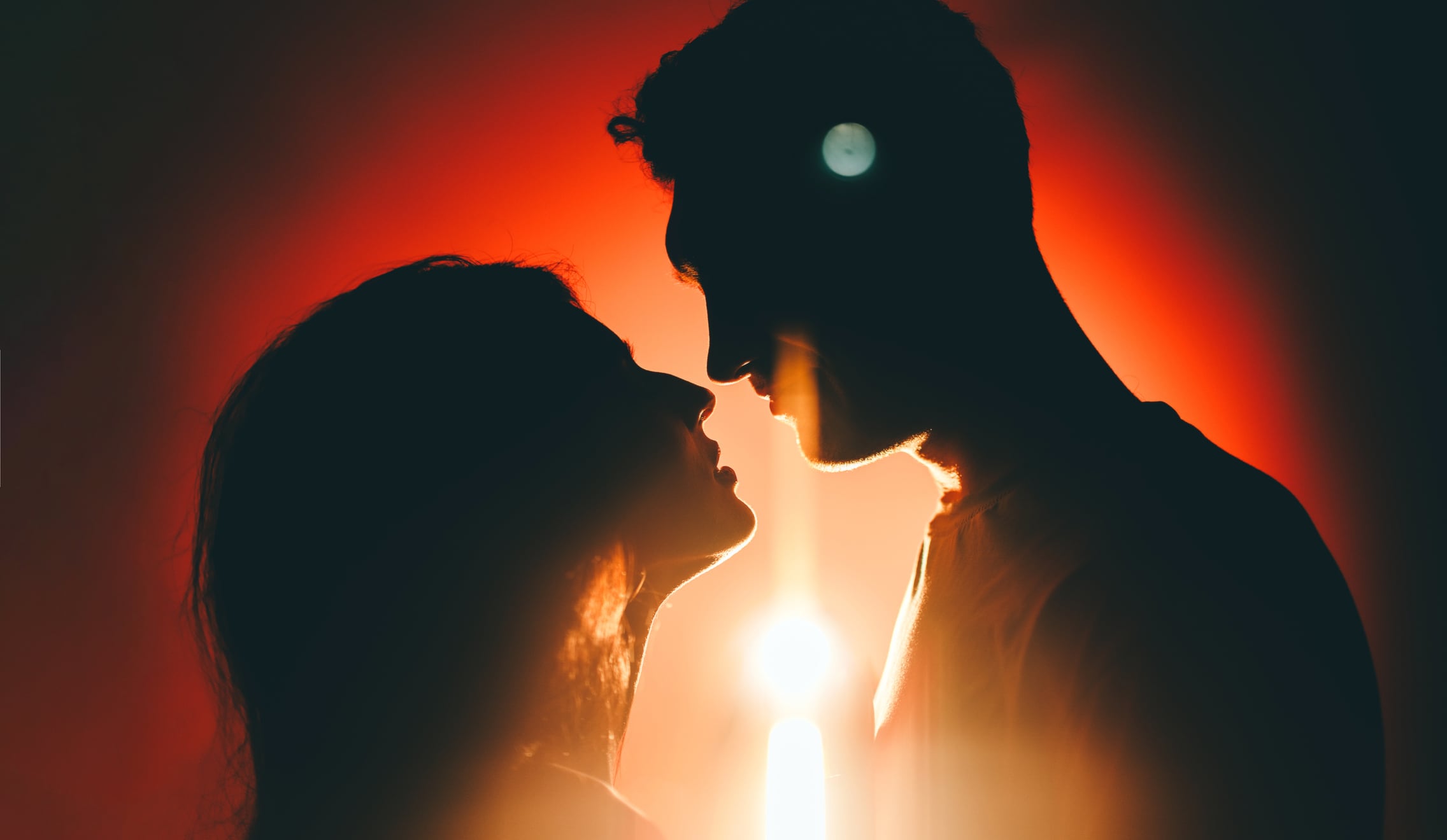 Entre las cábalas de fin de año, un ritual destaca por su relación con el compromiso.