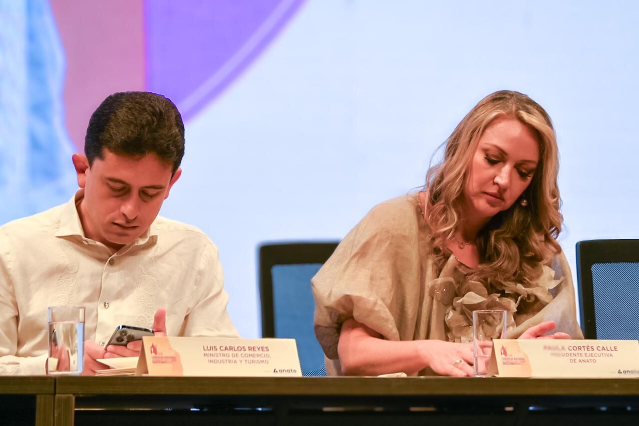 Luis Carlos Reyes, ministro de Industria y Comercio y  Paula Cortés Calle, presidenta ejecutiva de Anato.