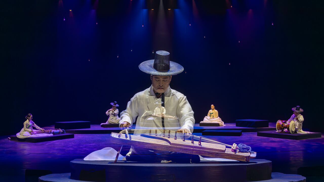 En el marco de este evento único, Sincheng Akhoe presentará 'Ssitkimkut', el extraordinario ritual chamánico coreano para los muertos que limpia el espíritu muerto y lo ayuda en su camino hacia la próxima vida.
