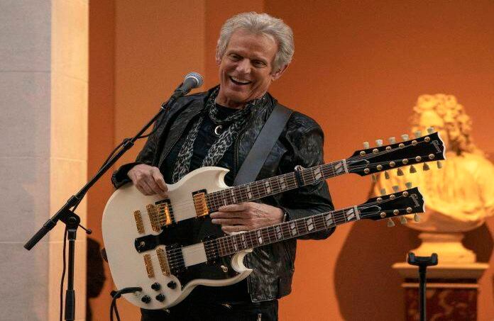 Don Felder, músico y compositor estadounidense, mejor conocido por su trabajo como guitarrista principal de The Eagles, se presenta durante una vista previa de los medios a la exhibición. FOTO: Don Emmert / AFP