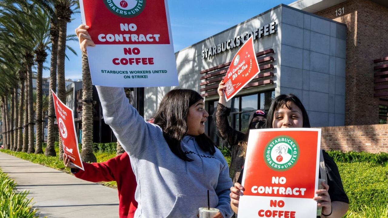 Varios locales de Starbucks se vieron afectados por la huelga de algunos de sus trabajadores en Estados Unidos