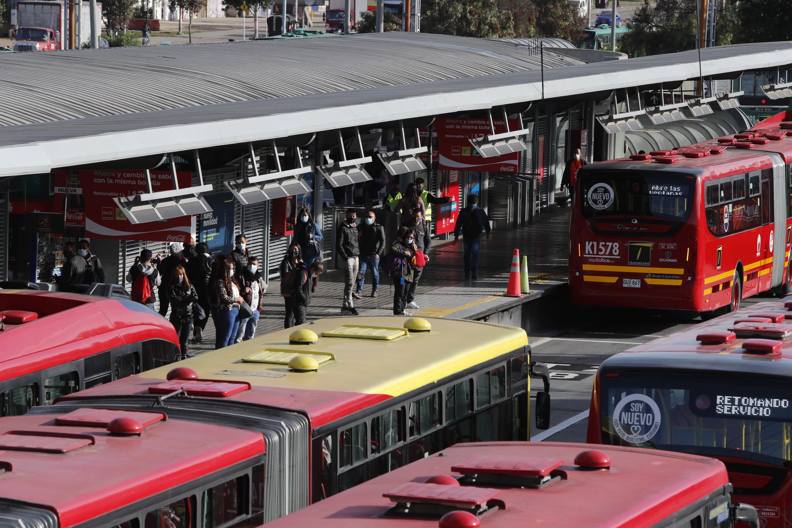 Bogotá en día de cuarentena estricta abril 16 de 2021 estaciones de transmilenio