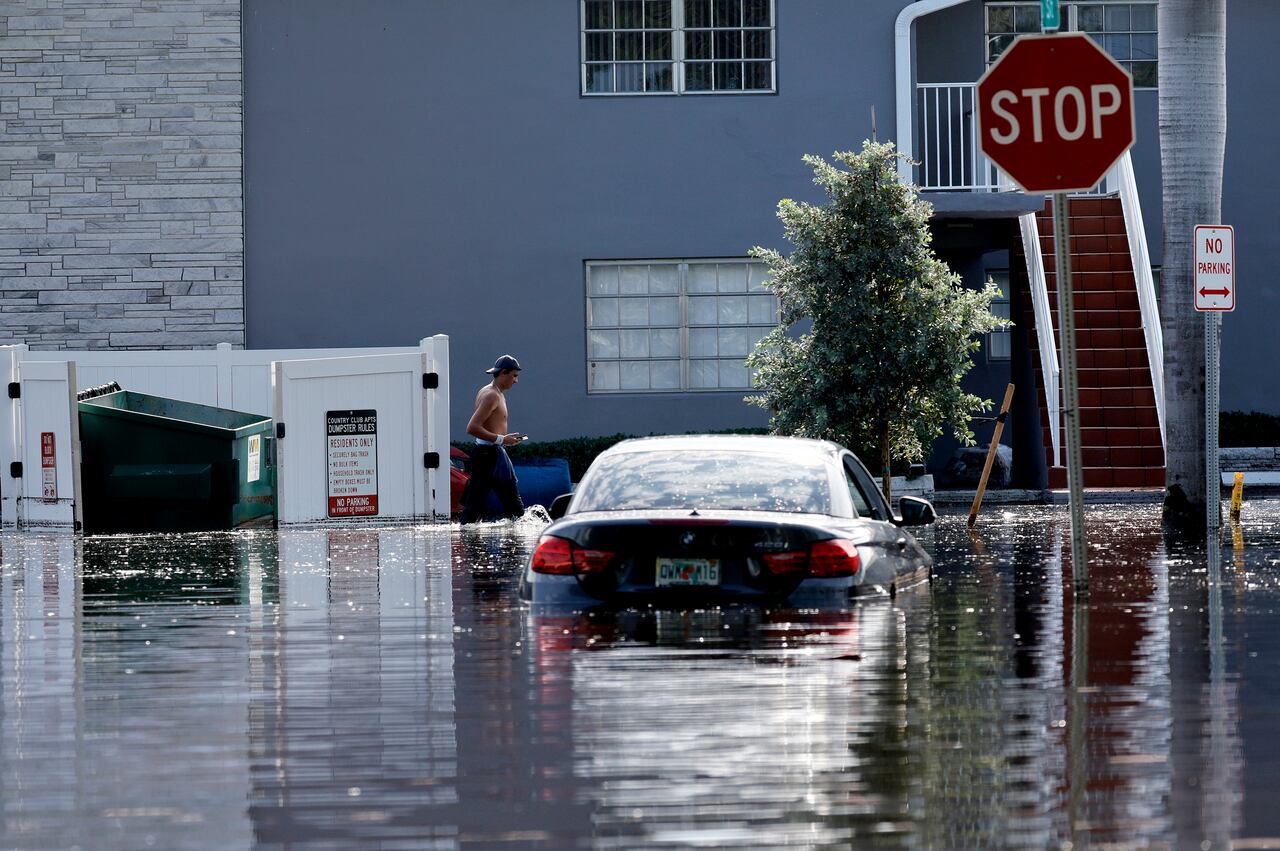El sur de Florida ha comenzado a drenar las calles y a limpiar después de una tormenta sin precedentes que arrojó más de 2 pies de lluvia en cuestión de horas. Las lluvias provocaron inundaciones generalizadas