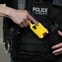 Las autoridades indicaron que la anciana, quien sufre de demencia, caminaba en el hogar geriátrico apoyada en un caminador y portaba un cuchillo, cuando el policía le disparó con el taser. (Photo by Andrew Matthews/PA Images via Getty Images)