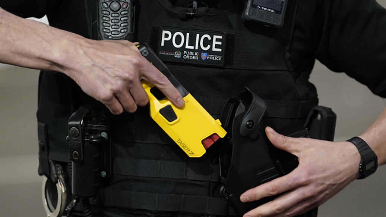 Las autoridades indicaron que la anciana, quien sufre de demencia, caminaba en el hogar geriátrico apoyada en un caminador y portaba un cuchillo, cuando el policía le disparó con el taser. (Photo by Andrew Matthews/PA Images via Getty Images)