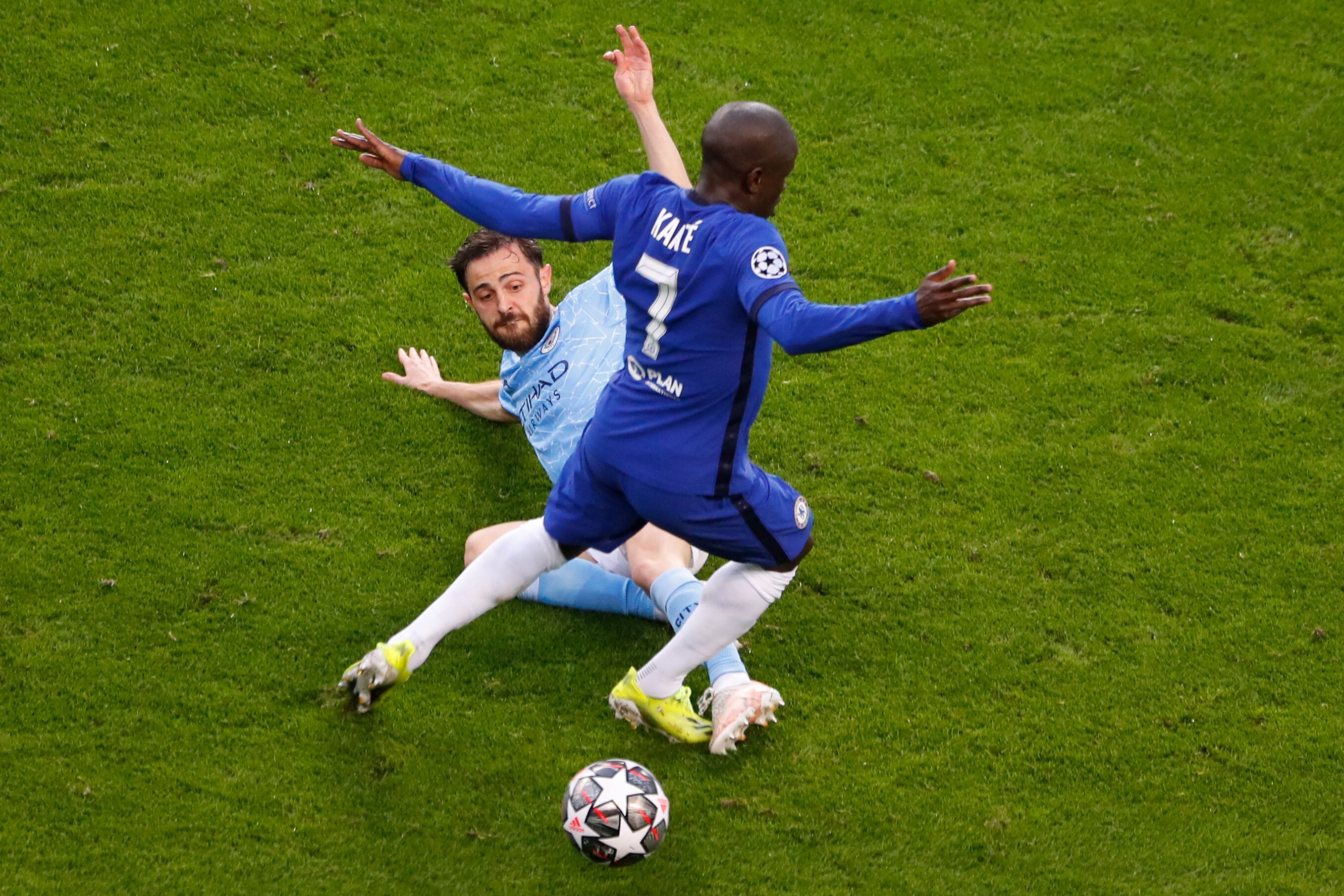 El Manchester City tomó la iniciativa del compromiso, con presión alta, recuperaciones rápidas y pases al primer toque