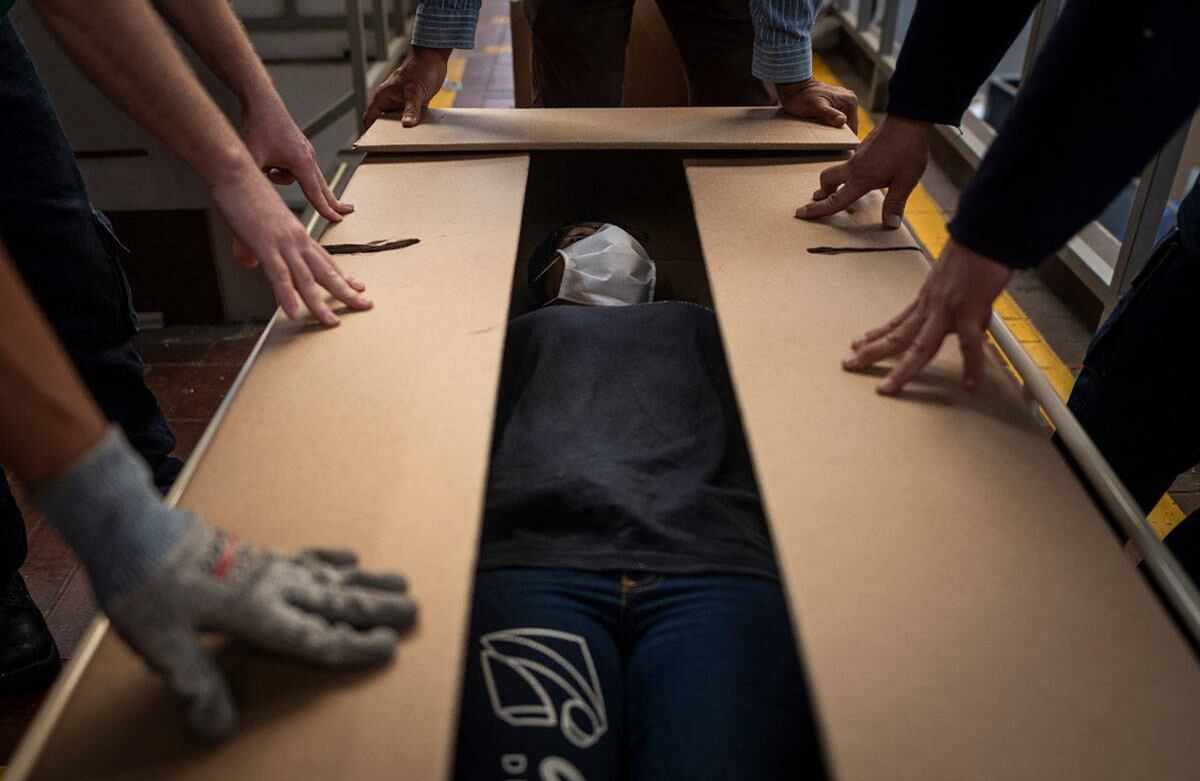 Aunque muchos han criticado la idea, ABC Dysplays se defiende diciendo que sus camas servirían en caso tal de que el sistema de salud colapse y no haya capacidad de atención. Además, Rodolfo Gómez, gerente de la compañía, dice que es biodegradable, reciclable y cuesta un 40 % menos que otras camas usadas en los hospitales. Foto: Esteban Vega La Rotta / SEMANA