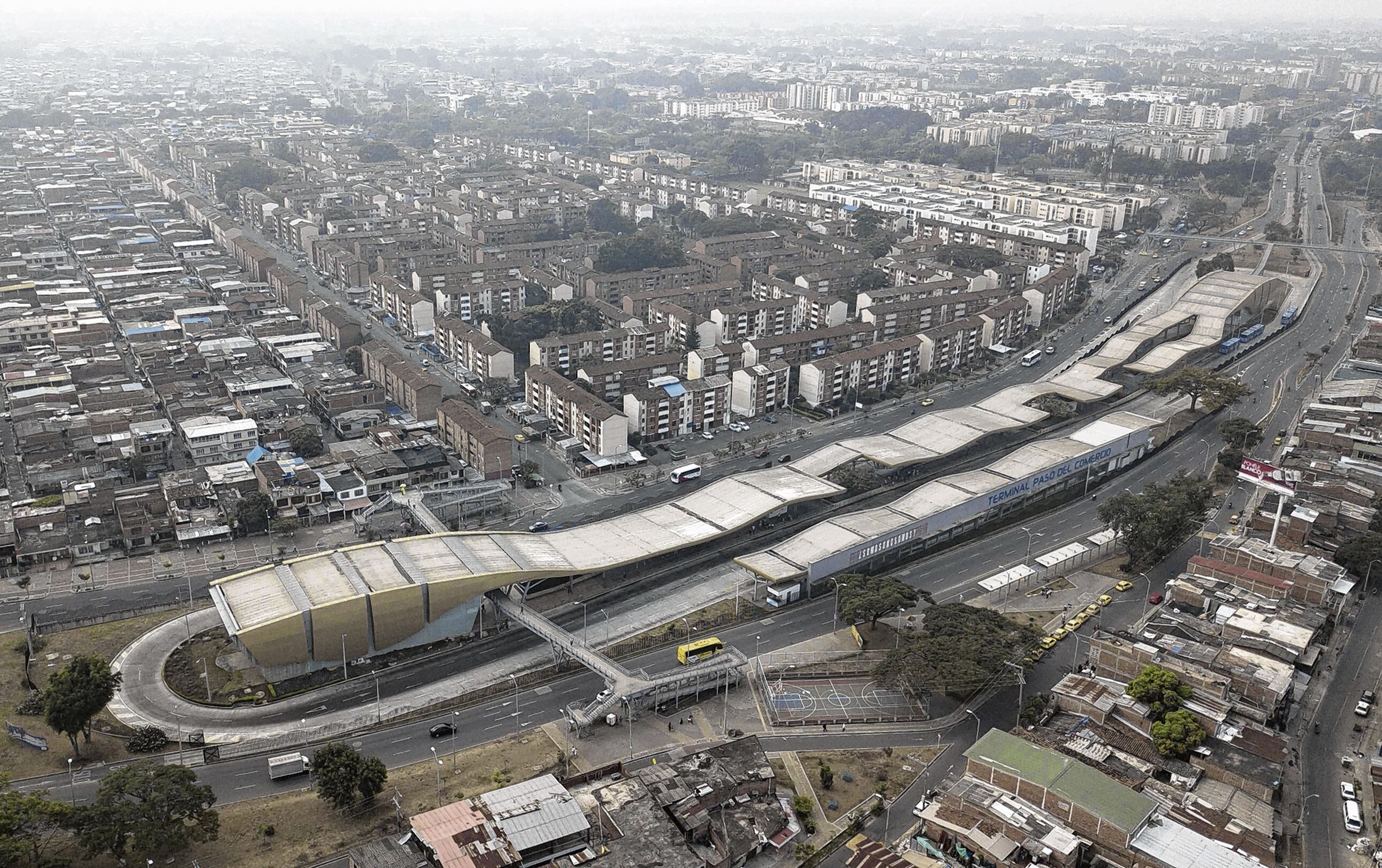 La terminal Paso del Comercio  es una de las grandes obras de infraestructura del MÍO. Cuenta con dos niveles y doce bahías de abordaje de los vehículos.