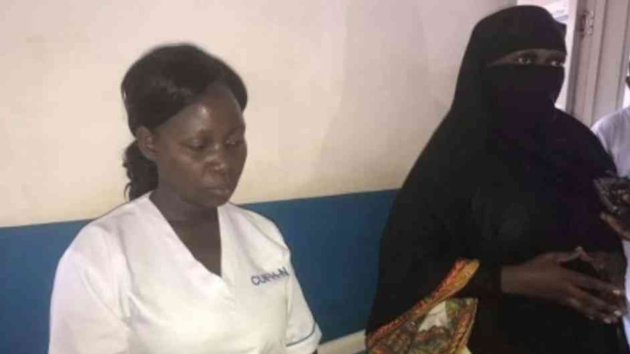 Sarah Opendi se cubrió el rostro con un velo para no ser reconocida al llegar el viernes al hospital de Naguru