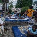GENTE HERIDA DESCANSA EN CAMAS EN EL EXTERIOR DEL HOSPITAL INMACITULÉ CONSEÑO EN LES CAYES, HAITÍ, EL 16 DE AGOSTO DE 2021, DOS DÍAS DESPUES DE UN SISMO DE MAGNITUD 7,2 QUE REMECHÓ EL SUROOESTE DEL PAÍS. (AP Foto / Fernando Llano)