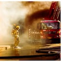 Incendio de grandes magnitudes en Cali es atendido por los bomberos.
