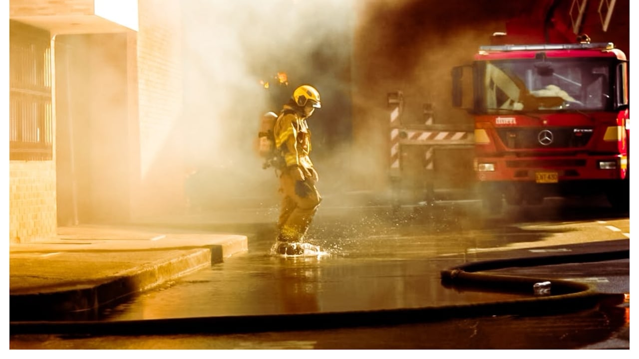 Incendio de grandes magnitudes en Cali es atendido por los bomberos.